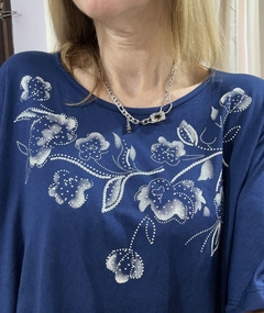 Remera "Flores pintadas azul" - comprar online