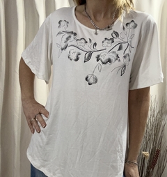 Remera "Flores pintadas blanca" en internet