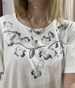 Remera "Flores pintadas blanca" - comprar online