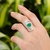 Anel onda com pedra fusion esmeralda - Prata 925 - comprar online