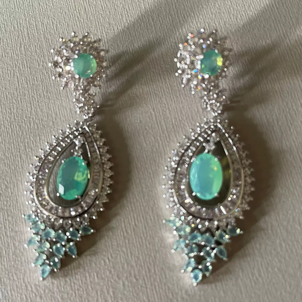 Brinco cravejado zircônias com verde claro - Semijoia