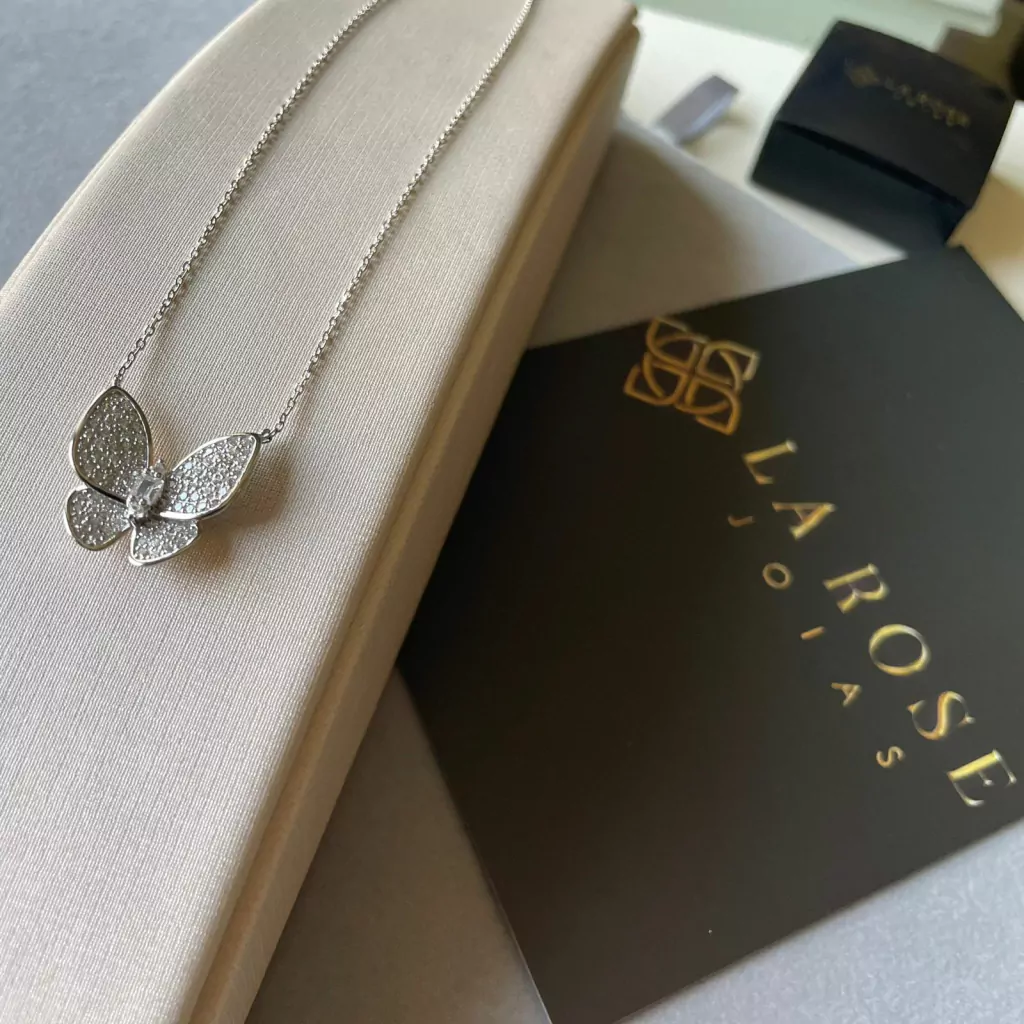 Colar pingente borboleta cravejada - Joia Prata 925