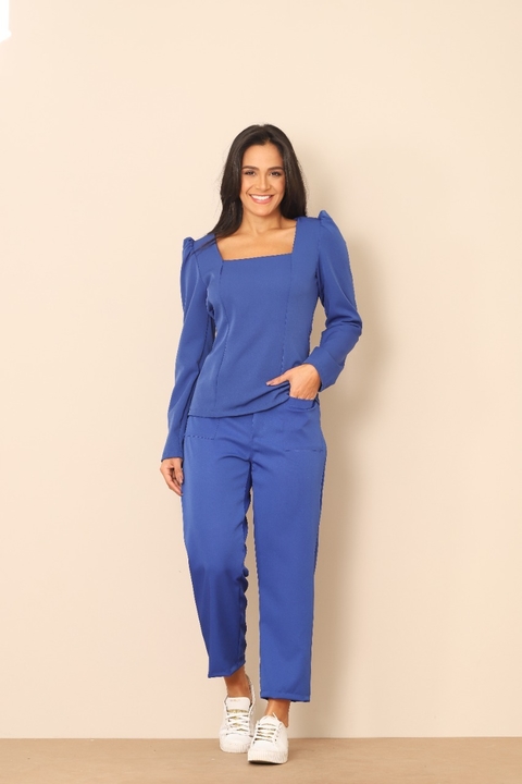 A blusa feminina Avis é puro estilo e elegância! E você só acha aqui na Criavizi! Ela faz parte do scrub, mas também é vendida separadamente! A blusa pode ter bordado ou ser personalizada com nome e em ou ser personalizada com nome e em várias cores!