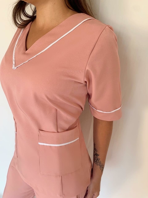 A blusa feminina Ágata é perfeita, tem bastante saída na Criavizi! Faz parte do scrub, mas também é vendida separadamente! A blusa pode ter bordado ou ser personalizada com nome e em várias cores! Venha garantir mais uma parte desse uniforme profissional