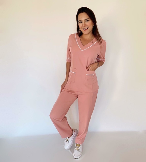 O conjunto feminino Ágata é perfeito, tem bastante saída na Criavizi! O scrub tem a blusa e calça com vários detalhes lindos! O scrub branco ou na cor que você desejar, pode ser scrub personalizado com nome! Vem garantir esse uniforme profissional.