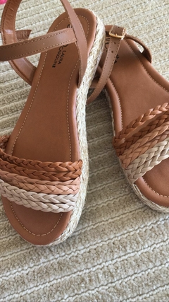 Sandália Flatform Ana Em Couro com fivela e tranças