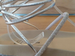Sandália Leti papete duas tiras com brilho de strass e tiras finas de amarrar - comprar online