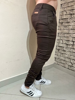 CALÇA SARJA ALFAIATARIA SUPER SKINNY MARROM REF 700101 - Insane Modas