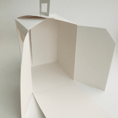 CAJA CON VISOR Y APERTURA LATERAL PARA MINI TORTA 13X13X17 en internet