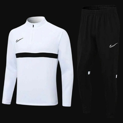 Conjunto Nike Branco & Preto | Edição Esportiva com Faixa no Peito na internet