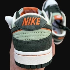 Imagem do Tênis Nike SB Dunk Low Verde com Swoosh Laranja | Streetwear Premium