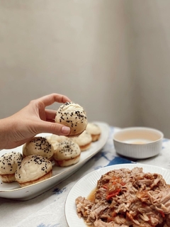 COMBO PARA 30 PERSONAS DE TERNERA DESMECHADA, PAN SABORIZADOS Y SALSAS