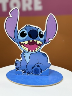 ADORNO CON BASE PARA TORTA STITCH