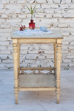Mesa de sala Luis XVI, doble plano, patinada. Cód 19005 - comprar online