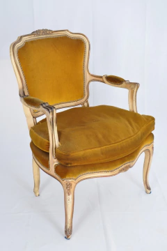 Sillón de dormitorio Luis XV , con almohadón y pátina original. Cód. 12024