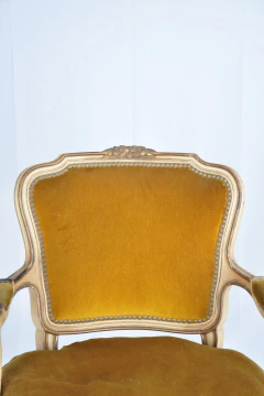 Sillón de dormitorio Luis XV , con almohadón y pátina original. Cód. 12024 en internet