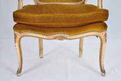 Sillón de dormitorio Luis XV , con almohadón y pátina original. Cód. 12024 - Estilos Muebles