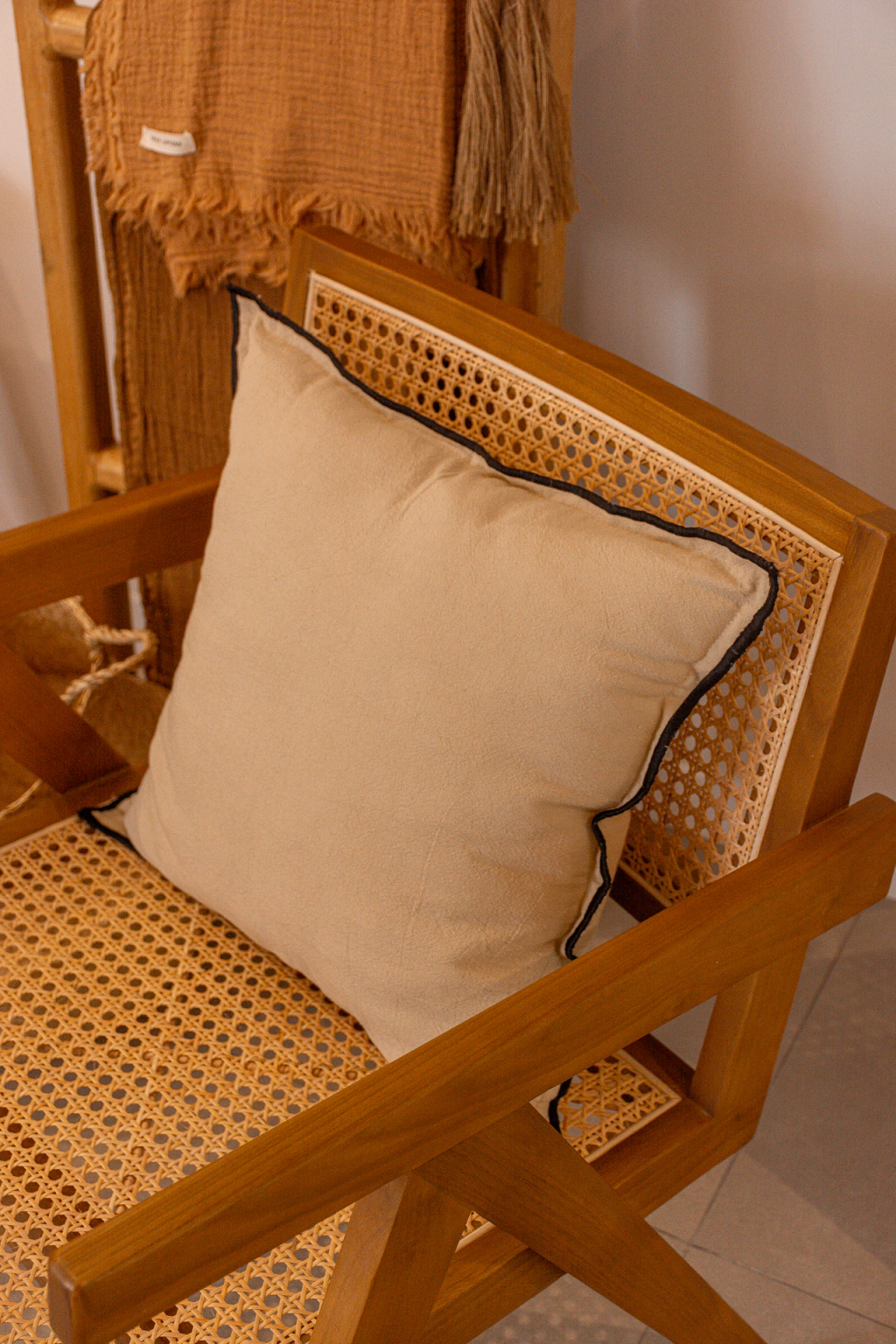 Almohadón pestaña negra 50x50