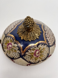 Pote de Porcelana Bege com Azul Marinho e Estampa de Flores - Pedestal em Bronze - loja online