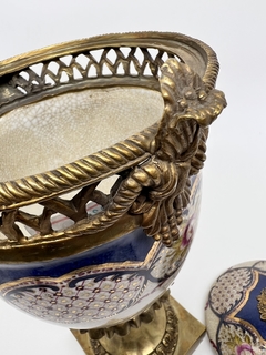 Pote de Porcelana Bege com Azul Marinho e Estampa de Flores - Pedestal em Bronze na internet