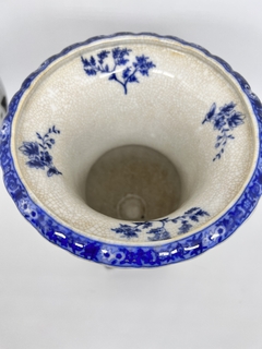 Vaso de Porcelana tipo Anfora - Azul e Branco com Detalhes en Bronze - Bienestar Home & Decor