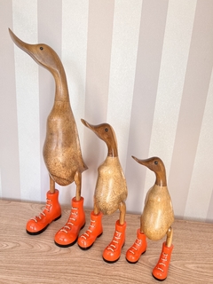 Conj de 3 Esculturas - Patos de Botas Laranja - Madeira - P/M/G