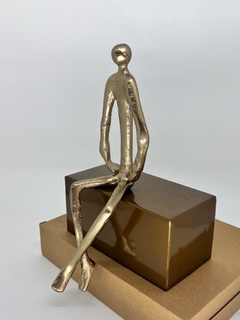 Escultura Metal - Homem Sentado Perna Cruzada - Dourado na internet