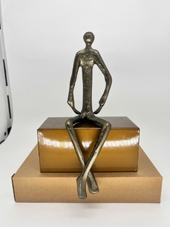 Escultura Metal - Homem Sentado Perna Cruzada - Preto - comprar online