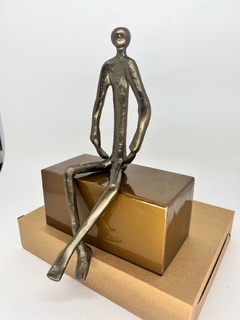 Escultura Metal - Homem Sentado Perna Cruzada - Preto