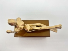 Escultura Metal - Mulher Deitada - Dourado na internet