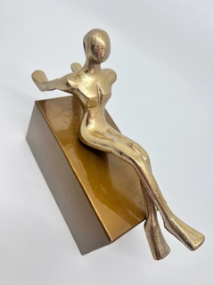Escultura Metal - Mulher Deitada - Dourado - comprar online