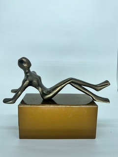 Escultura Metal - Mulher Deitada - Preto na internet