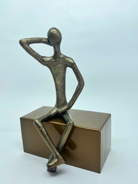 Escultura Metal - Homem Sentado Braço Cabeça - Preto