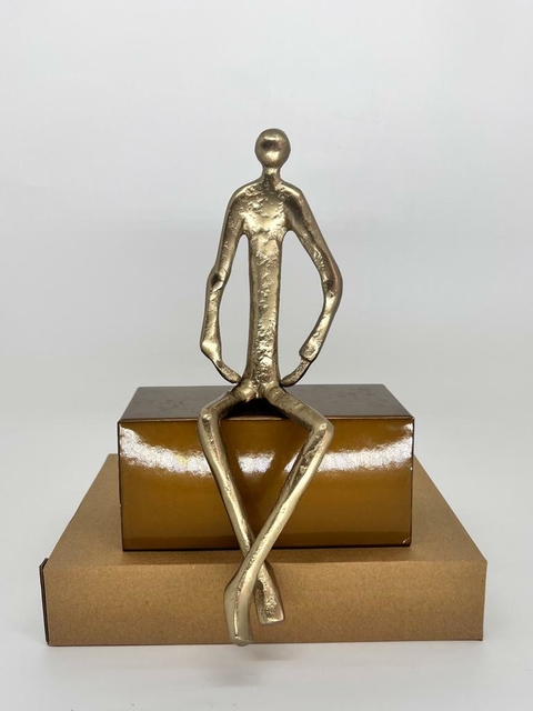 Escultura Metal - Homem Sentado Perna Cruzada - Dourado