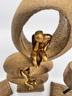 Escultura Pó de Pedra - 3 Circulos Beges e Homens Dourados na internet