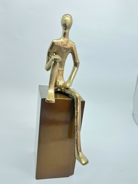Escultura Metal - Homem Sentado Perna Levantada - Dourado