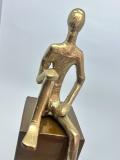 Escultura Metal - Homem Sentado Perna Levantada - Dourado - comprar online