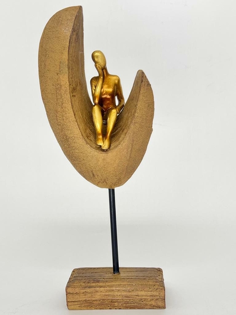Escultura Pó de Pedra - Lua Bege com Homem Sentado Dourado