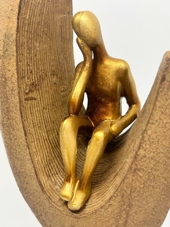Escultura Pó de Pedra - Lua Bege com Homem Sentado Dourado - comprar online
