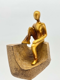Escultura Pó de Pedra - Bege com Homem Sentado Dourado - comprar online