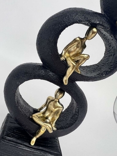 Escultura Pó de Pedra - 3 Circulos Pretos e Homens Dourados - comprar online