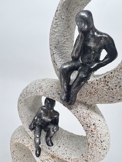 Escultura Pó de Pedra - 3 Circulos Brancos e e Homens Pratas na internet