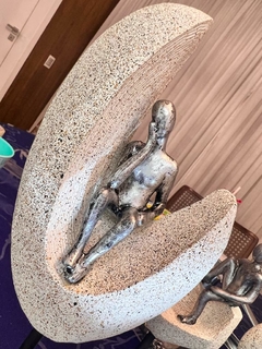 Escultura Pó de Pedra - Lua Branca com Homem Sentado Prata na internet