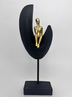Escultura Pó de Pedra - Lua Preta com Homem Sentado Dourado