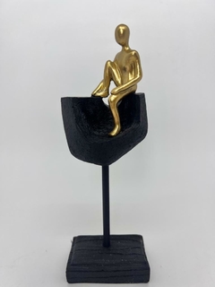 Escultura Pó de Pedra - Preto com Homem Sentado Dourado