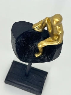 Escultura Pó de Pedra - Preto com Homem Sentado Dourado na internet