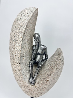 Escultura Pó de Pedra - Lua Branca com Homem Sentado Prata - comprar online