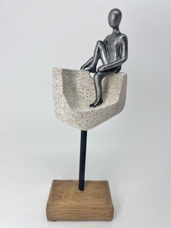 Escultura Pó de Pedra - Branco com Homem Sentado Prata