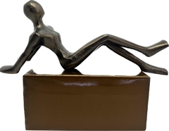 Escultura Metal - Mulher Deitada - Preto