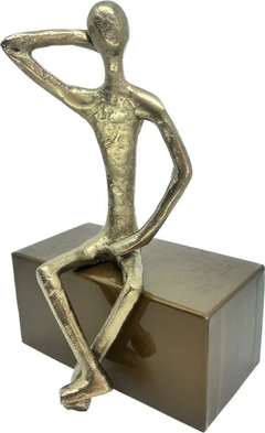 Escultura Metal - Homem Sentado Braço Cabeça - Dourado na internet